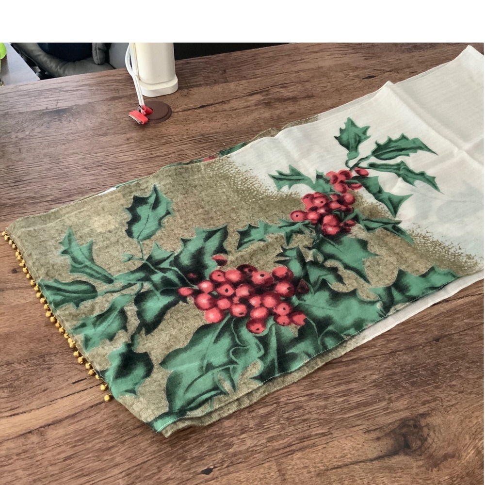 Victorian Trading Co, Hopeless Romantic Holly Berryโ Metal Ball Scarf